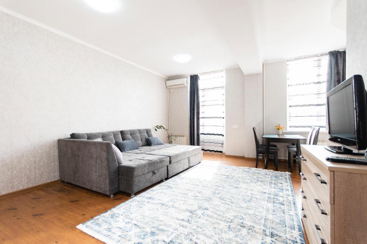 Comfortable Apartment In The Golden Square. Αλμάτι Εξωτερικό φωτογραφία