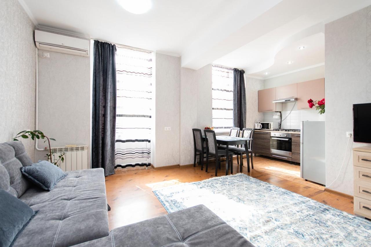 Comfortable Apartment In The Golden Square. Αλμάτι Εξωτερικό φωτογραφία