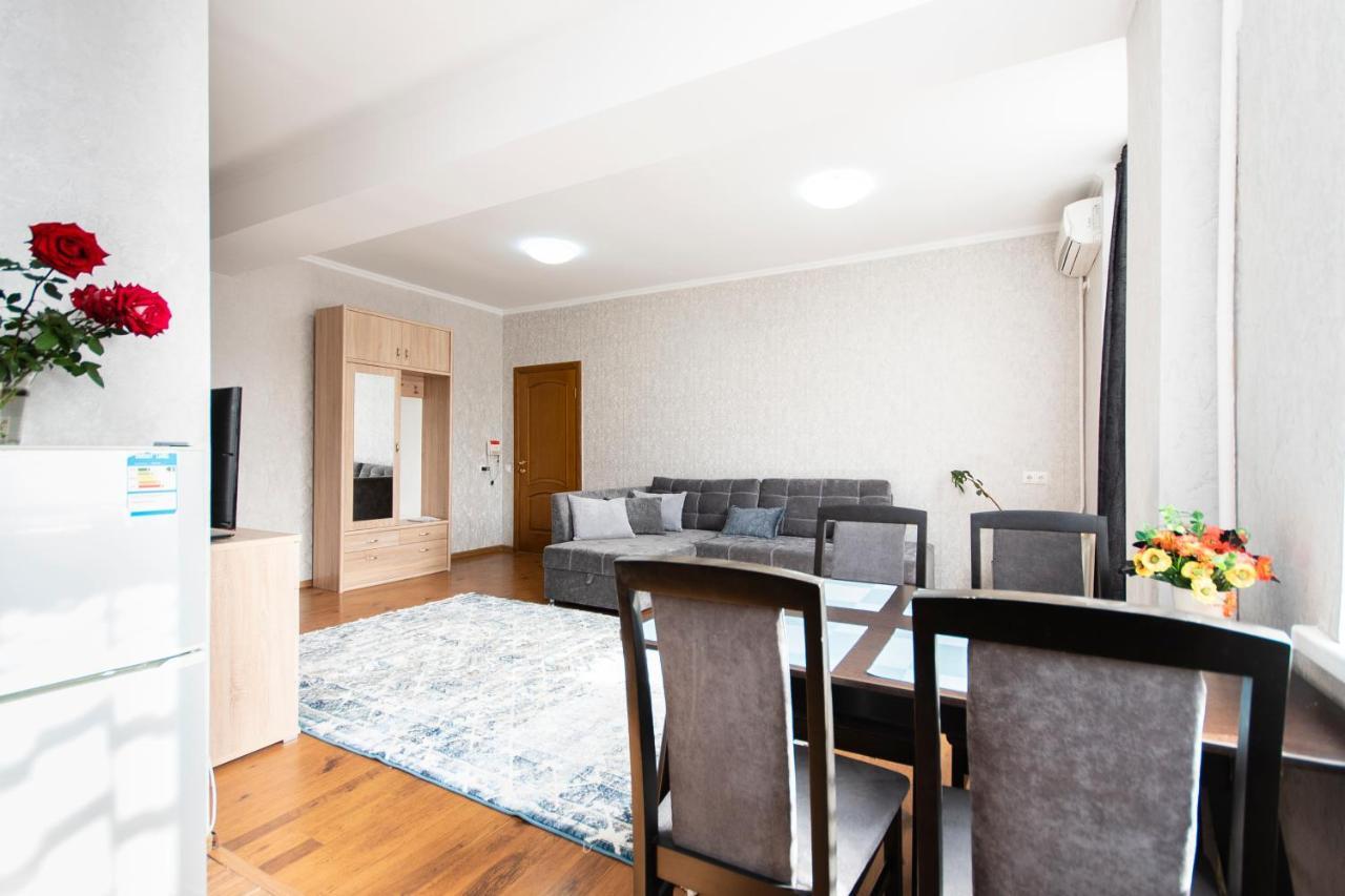 Comfortable Apartment In The Golden Square. Αλμάτι Εξωτερικό φωτογραφία